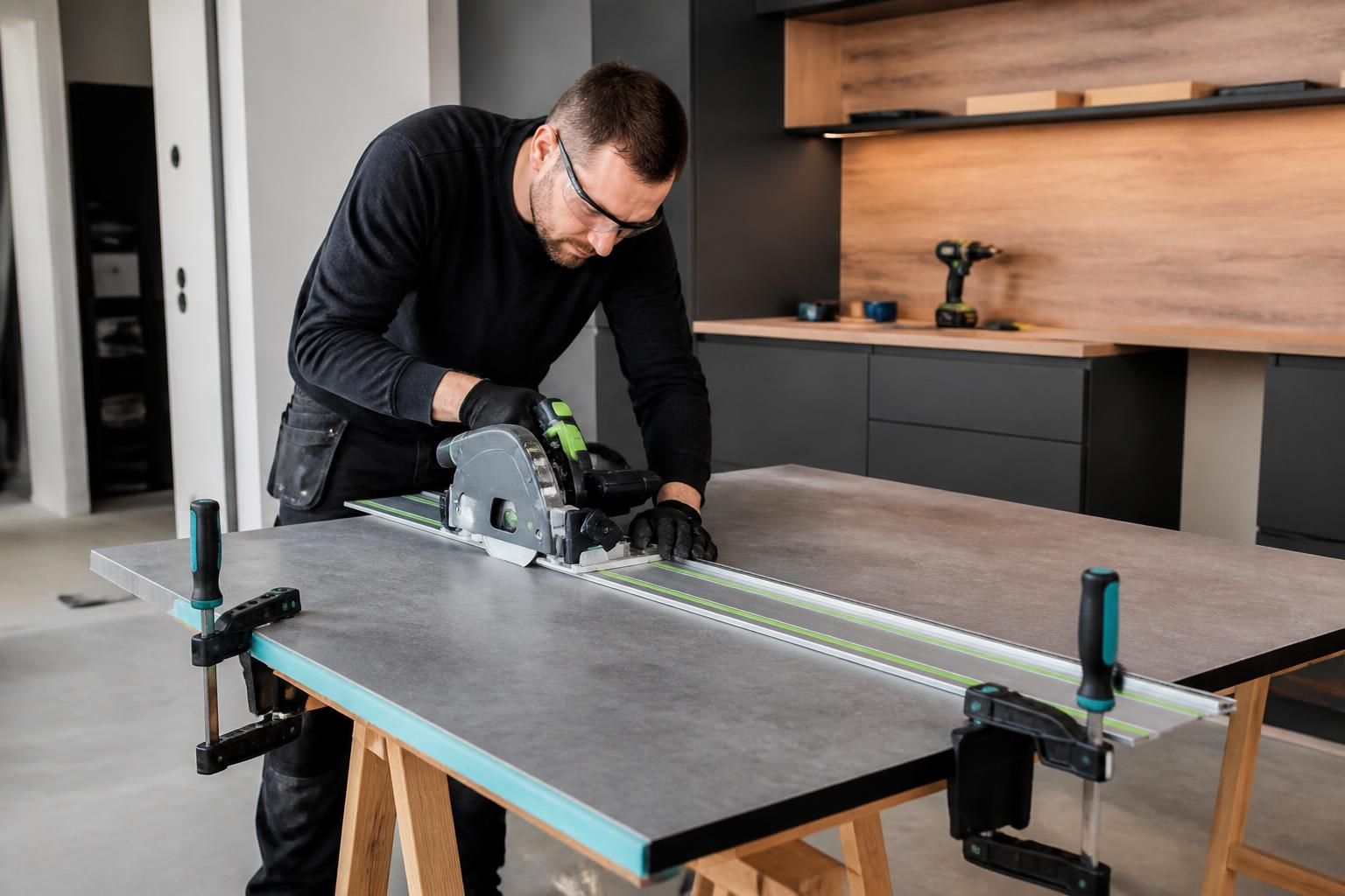 découvrez comment couper un plan de travail stratifié sans éclat grâce à des méthodes efficaces et les outils adaptés pour un résultat propre et professionnel.