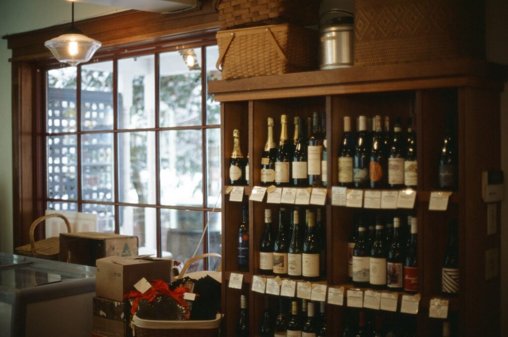 Rayon de vins et de champagnes dans une épicerie fine